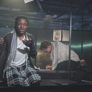 I NAT KOMMER KRIGEN HJEM