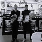 Modtagerne af Årets Æres-Hestestol 2025: Robin Skjoldborg og Mike Tylak. Foto: Teatret ved Sorte Hest