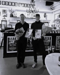 Modtagerne af Årets Æres-Hestestol 2025: Robin Skjoldborg og Mike Tylak. Foto: Teatret ved Sorte Hest