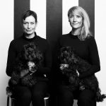 LINE - ALTSÅ KNUTZON. På billedet: Sarah Boberg, Anette Støvelbæk og hunden Inger Christensen. Fotograf: Robin Skjoldborg. Teatret ved Sorte Hest, 2025.