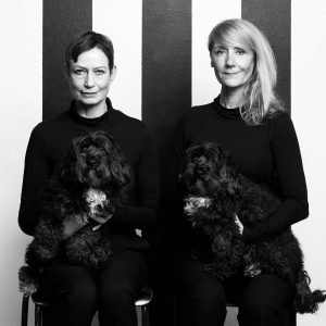 LINE - ALTSÅ KNUTZON. På billedet: Sarah Boberg, Anette Støvelbæk og hunden Inger Christensen. Fotograf: Robin Skjoldborg. Teatret ved Sorte Hest, 2025.