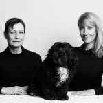 LINE - ALTSÅ KNUTZON. På billedet: Sarah Boberg, Anette Støvelbæk og hunden Inger Christensen. Fotograf: Robin Skjoldborg. Teatret ved Sorte Hest, 2025.