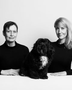 LINE - ALTSÅ KNUTZON. På billedet: Sarah Boberg, Anette Støvelbæk og hunden Inger Christensen. Fotograf: Robin Skjoldborg. Teatret ved Sorte Hest, 2025.