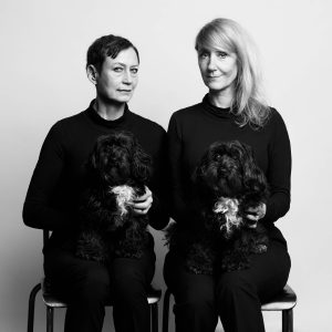 LINE - ALTSÅ KNUTZON. På billedet: Sarah Boberg, Anette Støvelbæk og hunden Inger Christensen. Fotograf: Robin Skjoldborg. Teatret ved Sorte Hest, 2025.