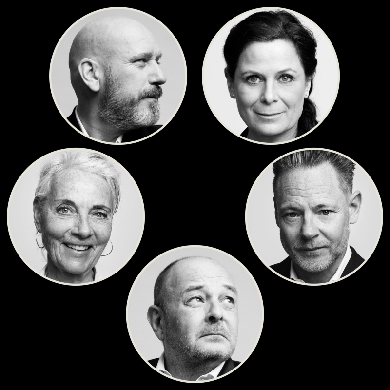 GODNATHISTORIER TIL NABOLAGET - DECEMBER SPECIAL 2026. På billedet: Peter Oliver Hansen, Camilla Bendix, Charlotte Munksgaard, Paw Henriksen, Steen Stig Lommer. Foto: Robin Skjoldborg for teatret ved Sorte Hest.